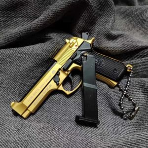 Silah Oyuncakları 1 3 Alaşım Beretta 92F Mini Sökme Montaj Oyuncak Til Metal Tabanca Model Keychain Kolye Pistola Koleksiyonu Oyuncak Erkek Hediye T240309