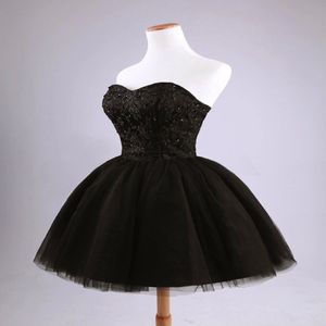 Schwarzes Mini-Kurz-Tüll-Partykleid, hübsches trägerloses, mit Perlen verziertes, kurzes Heimkehrkleid mit Schnürung am Rücken, Sweet-16-Kleider321r