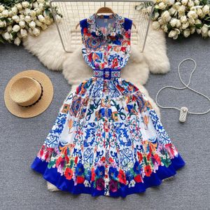 カジュアルドレスエレガントな夏の青と白の磁器タンクドレス女性用ラペルの袖なしシングル胸の花柄のプリントベルトビーチパーティーヴェスティド2024