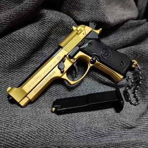 Gun oyuncakları 1 3 Alaşım Mini Beretta 92F Silah Modeli Sökme Montaj Oyuncak Taban Metal Tabanca Keychain Kolye Pistola Koleksiyonu Oyuncak Adam Hediye T240309