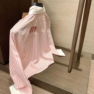 2024SS MMファッションレディースシャツデザイナーブラウスポロカラーストライプシャツ女性春短袖シャツカーディガンコートトップ1色利用可能