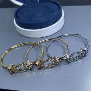 Lyxdesigner Fredys armband full diamant V-guld pläterade 18k guld U-formad 8-formad hästsko spänne armband kvinnlig magnetisk spännearmband full diamant