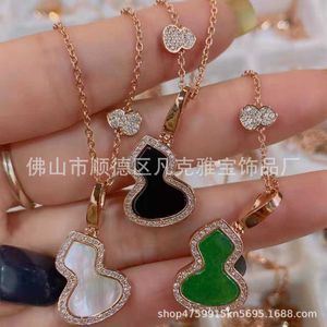 Designer Necklace VanCF Necklace Luxury Diamond Agate 18k Gold Gourd Necklace White Fritillaria Red Jade Marrow Peacock Stone Gourd Womens Pendant Chain