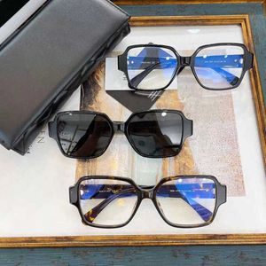 2024高級デザイナーラグジュアリーデザイナーサングラス新しいLove Eyeglass Frame Black Plate Square Slim Apput Anti Blue Light Glasses CH3438