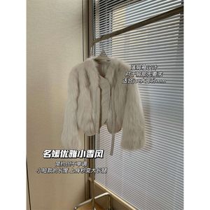 E cappotto di pelliccia corta di volpe profumata alla moda in pelle di pecora alla moda e stile designer coreano per le donne 867426