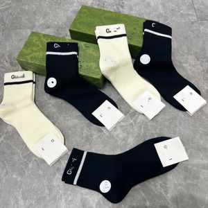 Erkekler 24SS SOCKS Spor çorapları moda kadınlar kaliteli pamuklu klasik mektup nefes alabilir 100% pamuk basketbol futbol açık hediye kutusu