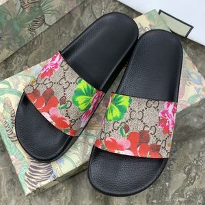 Tasarımcı Slaytlar Erkek Kadın Terlik Yaz Sandal Plajı Düz ​​Platform Bayanlar Ev Moda Ayakkabıları Flip Flips Çizgili Kaplan Arı Nedensel Slipper Rastgele Hediye Box567