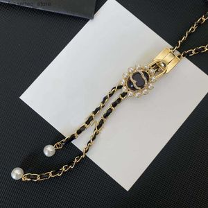 Hänghalsband modehalsband designer chokers läder choker kedja guld pläterad koppar bokstav hänger halsband för kvinnor smycken l240309