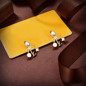 Kvinnor örhängen designers stud örhänge guld pärla bokstäver catwalk örhänge lyxiga smycken mode män örhängen gåva 0428yb242y