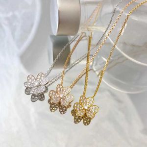 Naszyjnik vancf luksus Diamond Agat 18K Gold Lucky Full Diamond Clover Naszyjnik Modny wszechstronny łańcuch wisiorek kwiatowy Popularny styl na żywo