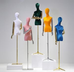 Viele Farben sind erhältlich. Kleiderform, Samtbezug, halber Körper, weibliche Schaufensterpuppe, Modell Torso mit Holzarmen, Display für Frauen, Clotin1218157