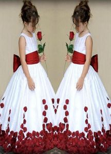 Fabelhaftes Junior-Mädchen-Hochzeitskleid, lang, weiß und dunkelrot, bordeauxrot, Blumenmädchenkleid mit übergroßer Schleife, Schärpe und Blütenblättern, bodenlang8368018337