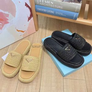 2024SS Projektant Sandały Znane designerskie kobiety szydełkowe płaskie slajdy platforma sandałowa obcasy Slider Chunky Knit Slowers Sandles Summer Flip Flip Buty Buty