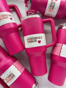 Ny Pink Parade 40oz Quencher H2.0 Mugs Cups Camping Travel Car Cup rostfritt stål Tumblers Cups med silikonhandtag Alla hjärtans dag gåva