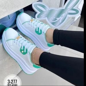Buty zwykłe 2024 Kobiety Sneakers platforma oddychająca sportowy projekt wulkanizowany mody tenisowy obuwie zapatillas mujer