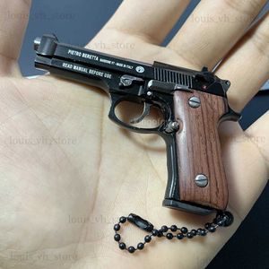 Zabawki z bronią 1 3 Beretta 92F pistolet pistoletowy Dzieci Zabawki metalowy model miniaturowy wisiorek rzemieślniczy rzemieślniczy fałszywy pistolet dla mężczyzn Mini Gun Toys T240309