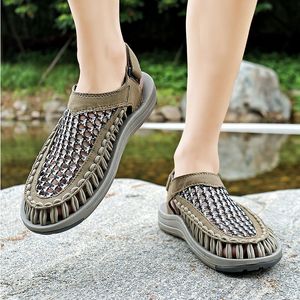 2024 New Summer Men Sandals 여성 슬리퍼 직조 디자인 해변 샌들 통기성 캐주얼 평평한 샌들 야외 커플 최고의 품질 샌들 큰 크기 36-47