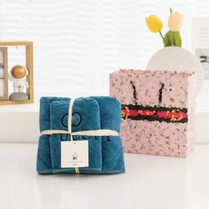 Designer-Badetuch-Set, klassisches Handtuch mit Buchstaben-Logo-Stickerei, 4-farbiges wasserabsorbierendes Handtuch, schnell trocknendes Strandtuch aus reiner Baumwolle, Geschenkbox oben