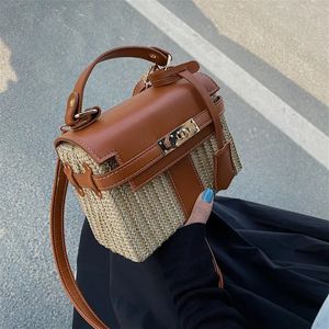 Mode Box Straw Women Handväskor Designer Wicker Woven Shoulder Crossbody Bags Chic Lock Pu Summer Beach Rattan Small Flap 240228