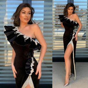 2021 Sexy Evening Dresses Wear One Shoulder Ruffles Silver Lace Appliques Beading Mermaid Black Velvet Prom Dress High Side Split 307M