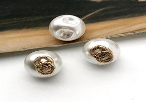 Round White Pearl Button with Metal Stamp Letter Diy Seing Buttons for Shirt 115mm Whole 7771763