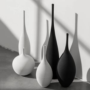 Minimalistische handgemachte Kunst-Zen-Vase, Keramik-Dekoration, Wohnzimmer-Modell, Heimdekoration, Schwarz-Weiß-Kunstvase, Handzeichnung 240229