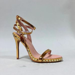 Sandalet Altın Yuvarlak Toe Rhinestones Stiletto Kadın Yaz 2024 İçi Boş Out Sargı Toka Yüksek Topuklu Ayakkabı Kadınlar İçin Siyah Beyaz