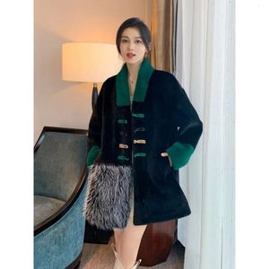Estilo outono inverno chinês novo haining roupas femininas jaqueta de comprimento médio com design de retalhos, pele elegante e solta 8201