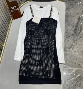 Armazém de roupas clássicas por dentro com pequeno vestido branco com corrente de malha vazia e fina online2DZA4336279