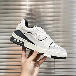 2024 Modetryckälskare Luxury Casual Skate Shoes Designer White Sneakers Mens Women Low Cut Platform Classic Black White Grey Trainers 36-45 E13