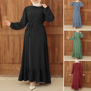 Vintage-Kleid mit Polka-Dot-Print. Modisches langärmliges muslimisches türkisches Sommerkleid mit Rüschensaum