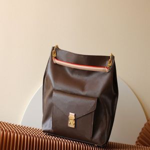 Luxurys designers ryggsäck kvinnor prägling läder axelväskor mode messenger skolväska handväska metis handbag268j