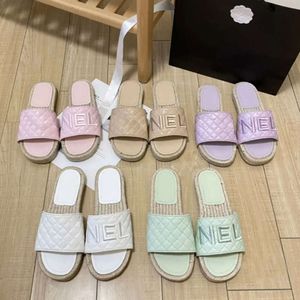 Braid Straw Sole Beach Slippers Women Classic Flats Tjock Botten Hälen Summer Lazy Designer Fashion Flip Flops Quilted Leather Lady Slides Shoes Hotel Bath Sandal