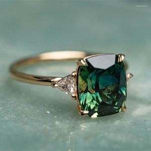 Alyanslar Vintage Square Emerald Ring Kadınlar Moda Altın Renk Kakma Yeşil Zirkon Gelin Nişan Takı Hediyesi Kadın276a