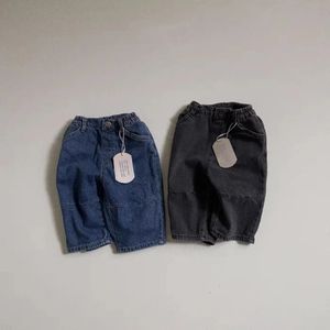 Autunno Baby Solid All-match Jeans casual Boy Girl Bambini Retro Tasche larghe Pantaloni a gamba larga Pantaloni in denim di moda in cotone per bambini 240228