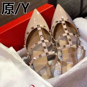 Designerklänning Womens New V Family Pointed Head Nited High Heel Single Shoes With Source Etikett Baotou Half tofflor för externa bärande Sandaler