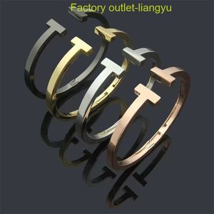 Designer silver pendant necklace2023 Luxury Bracelet Fashion Couple Titanium Steel Cuff Bracelet High Quality 18k Gold Bracelet Jewelry tiffanans