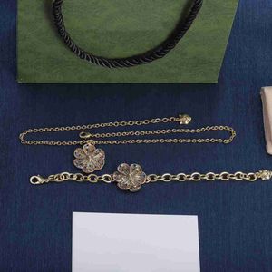 2024Designer halsband hängen för woaman topp lyxiga färger hängen halsband mode smycken leverans
