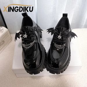 Punk Wind Mode Einzelne Schuhe Herbst Teufel Fledermaus Flügel Gothic Frauen Schuhe Dicken Boden Wasserdichte Plattform Metall Kette 240227