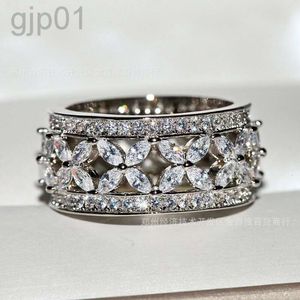 Desginer Tiffanybracelet Tiffanie T Family 925 Sterling Silver Luxury Set High Carbon Diamond Ring med ihålig snidad blomsterring för män och kvinnor