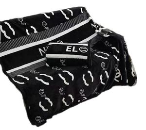 흑인 디자이너 담요 흰색 편지 로고 여가 여행 목도발 사무용 에어컨 커버 유럽 격자 무늬 담요 선물 상자 장식 담요