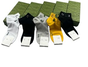 Designer 2024 calzini da donna da uomo cinque paia di lusso sportivi invernali in rete con lettera stampata calzino in cotone ricamato uomo donna con scatola