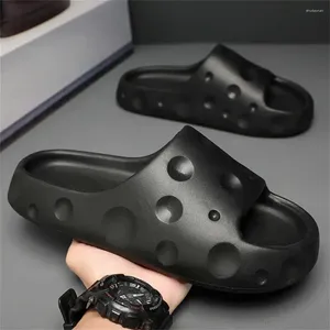 Slippers Anti-Slip glider inte märke 2024 Luxury Man Sneakers Shoes Sandaler 42 Sports Zapatiilas ovanliga Sapa Tensi