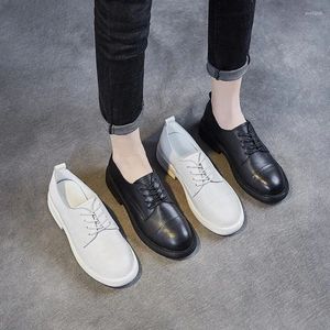 Sıcak Tasarımcı Yılın Ayakkabı Deri Ayakkabı Açık Moda Rahat Moda Beyaz Siyah Yuvarlak Kafa Deri Bağcağı