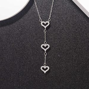 Sterling Silver S925T Family Tassel Love Halsband Kvinnor Tre hjärtan Inlagd med Diamond Heart Pendant Cellavicle Chain Valentines Day
