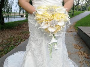 Cascata Fiori matrimonio Rosa gialla Calle Bouquet da sposa Perle artificiali Bouquet da sposa in cristallo Bouquet De Mariage R1197252
