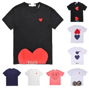 Yeni Play Mens T Shirt Tasarımcı Kırmızı Komiser Kalp Kadın Garcons S Rozet Des Quanlity Ts Pamuk CDG Nakış Kısa Kollu Hyc
