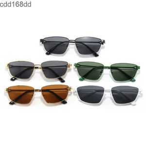 Occhiali da sole 2024 Nuovi occhiali da sole personalizzati con montatura verde in metallo alla moda Occhiali da sole Cat Eye per occhiali da sole per Instagram