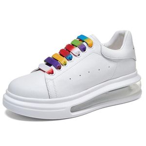 Sneakers da donna firmate Lacci colorati con cuscino d'aria piccole scarpe bianche Scarpe casual Scarpe da ginnastica con plateau Sneaker a righe Scarpe da tavola vintage da donna