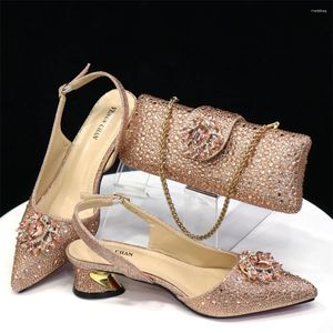 Scarpe eleganti Semplicità Tacchi sottili di alta qualità Design con strass Sandali da donna a punta con borsa in colore champagne per la festa